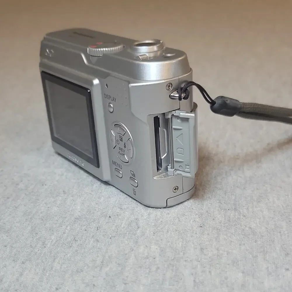 Panasonic LUMIX DMC-LZ2 5MP Silver Compact Camera 6x Zoom, Case, Tested Works
